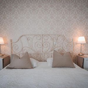 One-Bedroom Apartment Sofa Bed